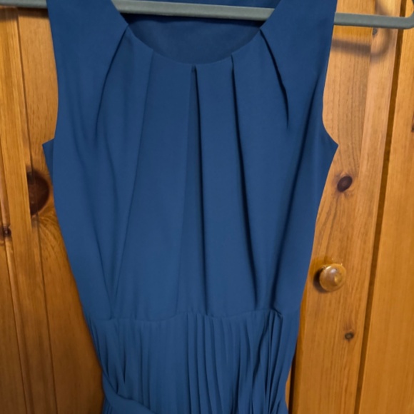 Mid length chiffon dress and matching sandals - Picture 5 of 9